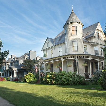 10 Clarke Bed & Breakfast Frederick Exterior photo